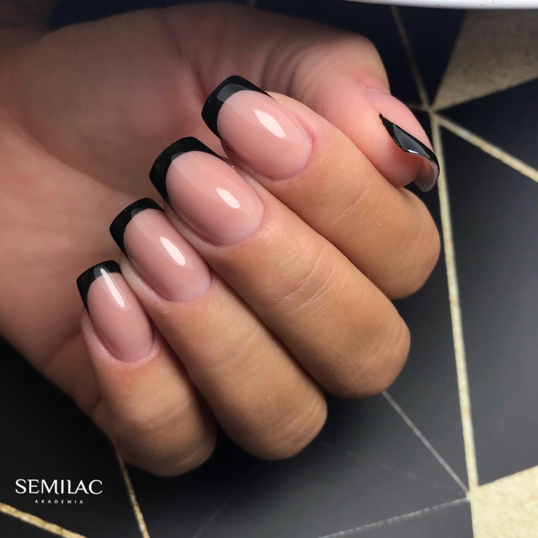 Semilac 300 PERFECT BLACK schwarzer Hybrid-Nagellack 7ml